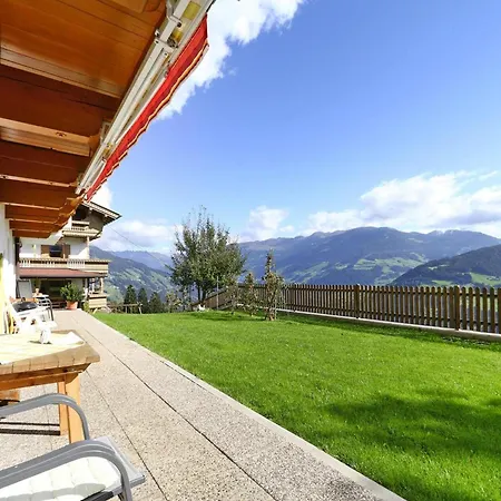 In Hippach Im Zillertal With A Garden