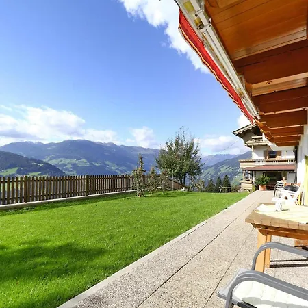 In Hippach Im Zillertal With A Garden Daire